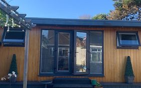 Lindas Lodge Free Parking Air Con Plus Provisions Included